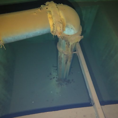 Sprinklertank-Inspektion: Betontank, 15 Jahre – Inspektion Rohrstuetze Starke Rostablagerungen Oberer Bereich